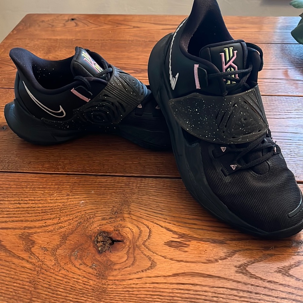 Mens Kyrie 3 lows basketball sneakers
